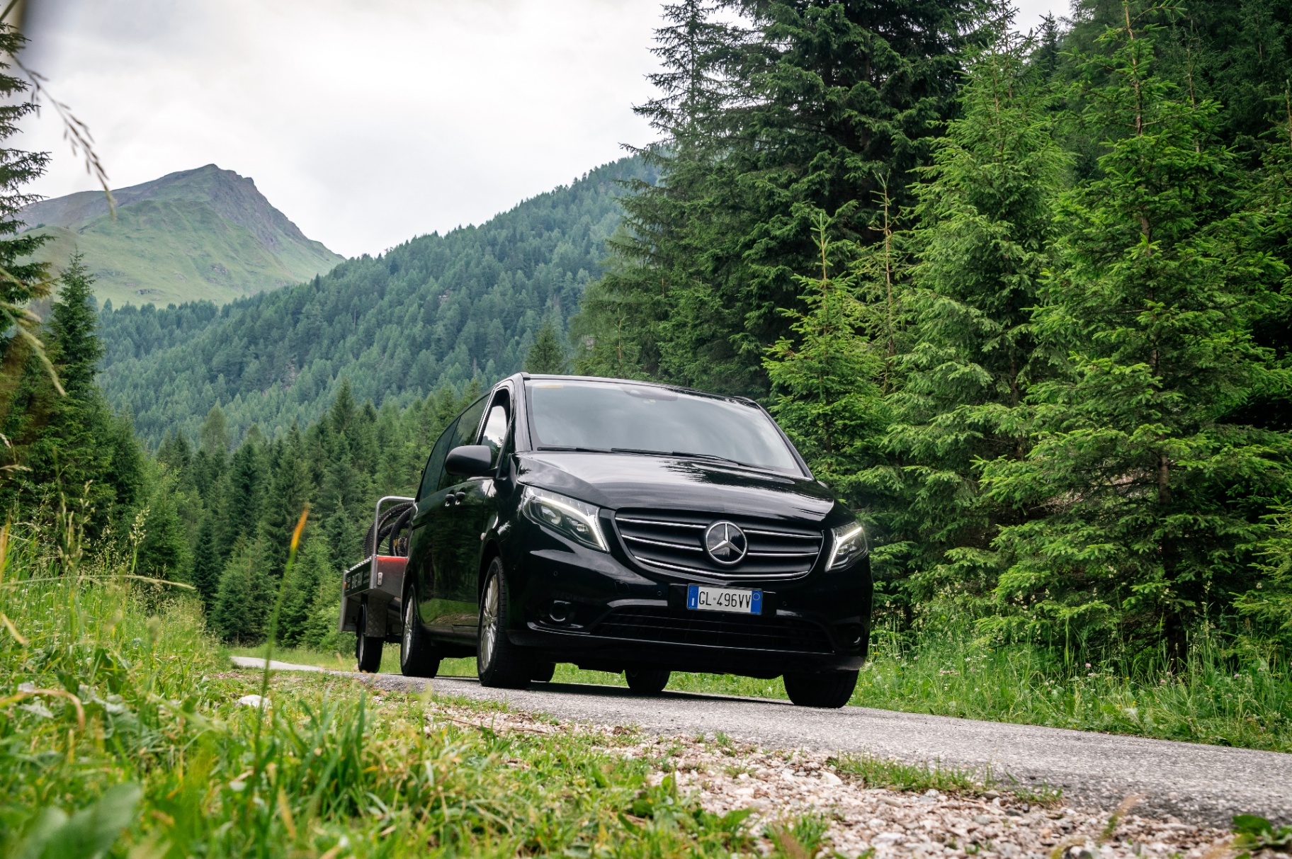Mercedes V-Klasse in Schwarz auf Bergstraße in Südtirol
