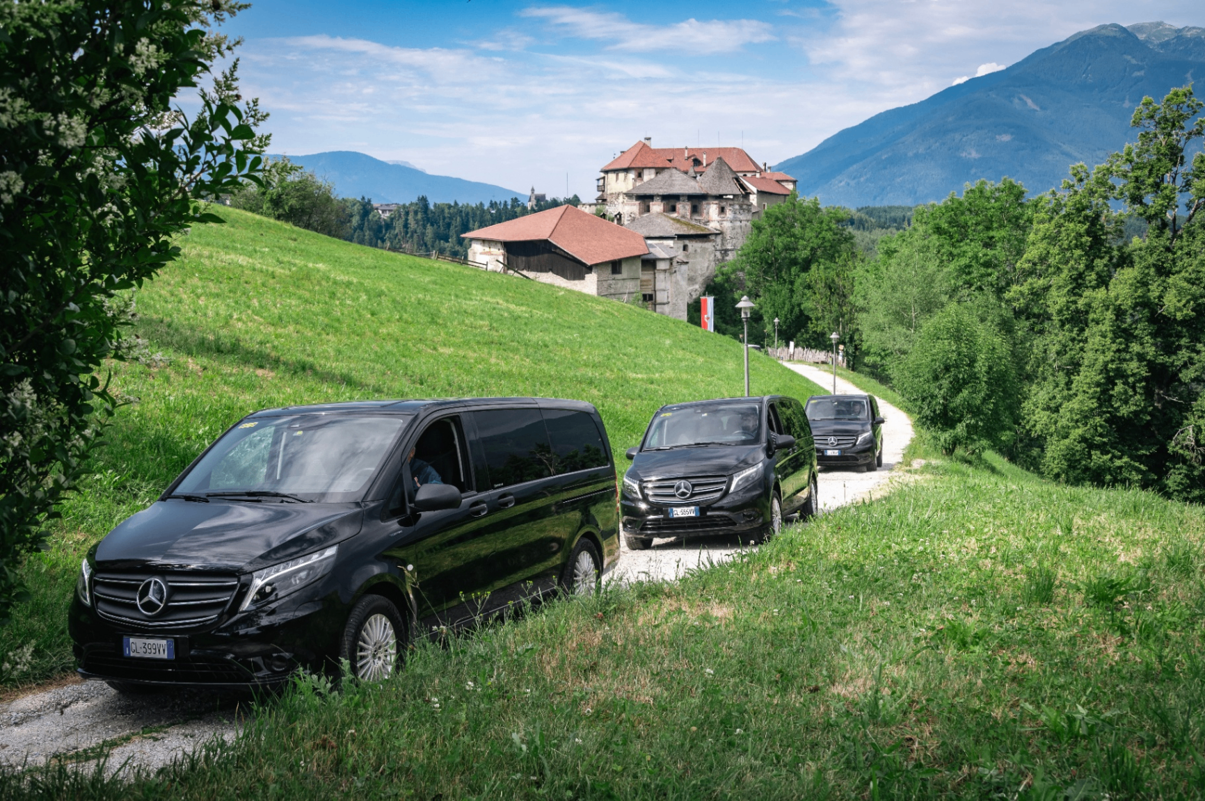 Mercedes V-Klasse Flotte auf dem Weg zum Partner-Hotel in Südtirol