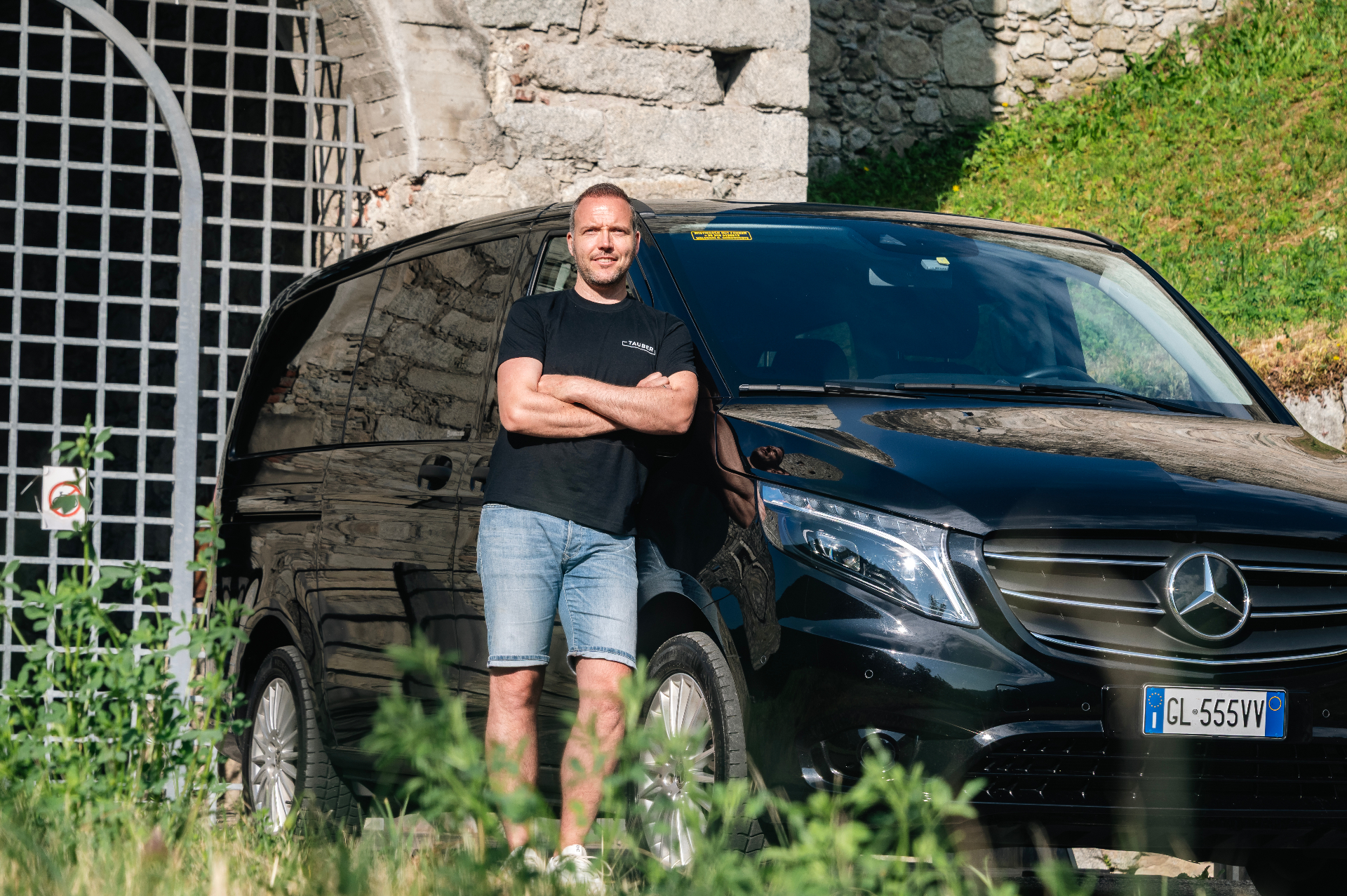 Matthias Tauber vor Mercedes V-Klasse
